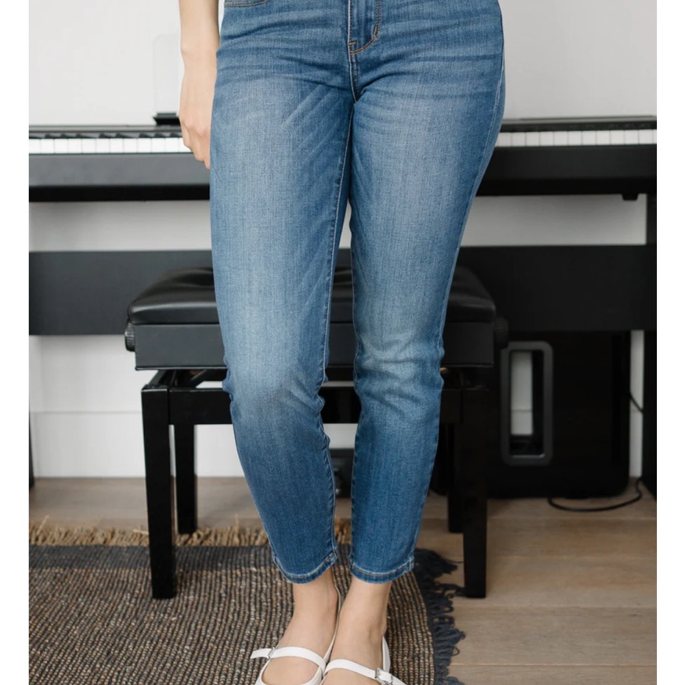 Judy Blue Mid-Wash Ankle Jeans